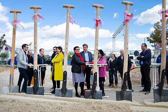 Kleiner Festakt für ein bedeutendes Projekt: An der Katharina Mair-Straße errichtet die Stadt Freising in Eigenregie 115 Wohnungen. (Foto: Stadt Freising)