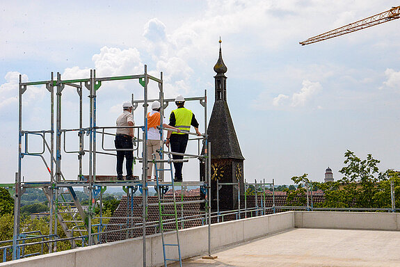 Da nimmt Bürgermeisterin Eva Bönig (Mitte) gerne allen Mut zusammen, um besondere Ausblicke zu erhaschen. (Foto: Stadt Freising)