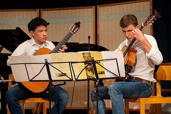 Die Gitarristen Leonhard Betz und Christopher Schmid von der Musikschule Freising. (Foto: Stadt Freising)