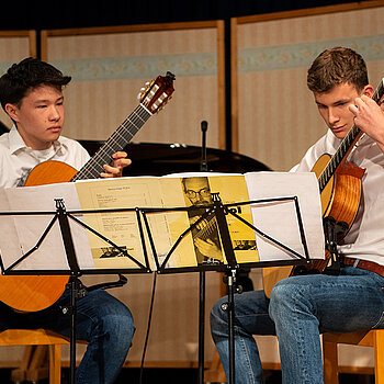 Die Gitarristen Leonhard Betz und Christopher Schmid von der Musikschule Freising. (Foto: Stadt Freising)