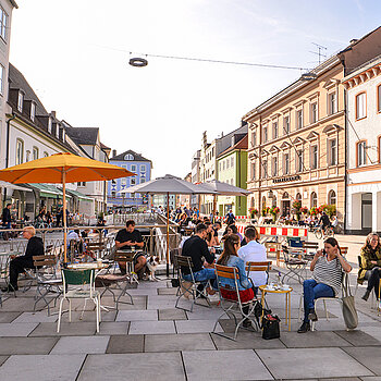 Die neu entstandenen Brücken über die Moosach laden zum Verweilen ein – mit Blick auf das Gewässer. (Foto: Stadt Freising).