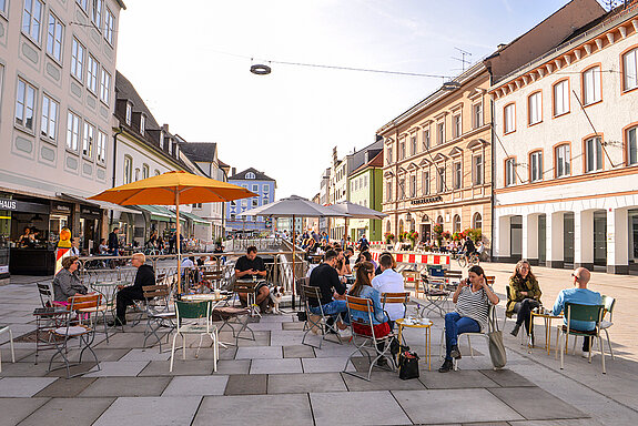 Die neu entstandenen Brücken über die Moosach laden zum Verweilen ein – mit Blick auf das Gewässer. (Foto: Stadt Freising).