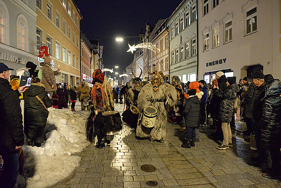 Zum Eröffnungsfest der Oberen Altstadt im Dezember 2023 gaben sich auch die Freisinger Perchten ein Stelldichein. (Foto: ski)