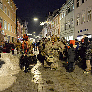 Zum Eröffnungsfest der Oberen Altstadt im Dezember 2023 gaben sich auch die Freisinger Perchten ein Stelldichein. (Foto: ski)