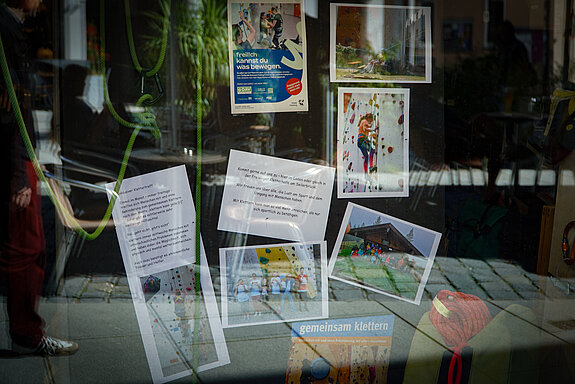 Plakate und Texte in einem Schaufenster