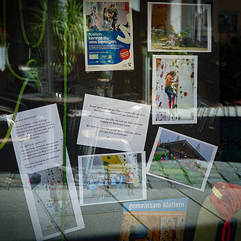 Plakate und Texte in einem Schaufenster