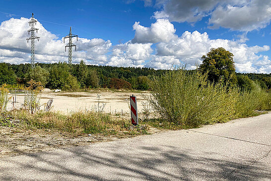 Blick von der Kreuzung Weinmiller-/Emil-Berg-Straße auf die linker Hand liegenden Baugrundstücke. (Foto: Stadt Freising)