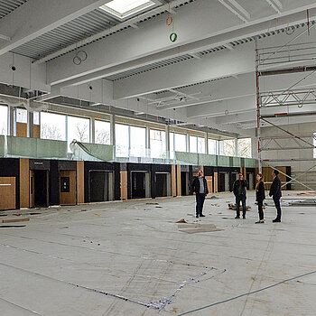 Auch in der Dreifachturnhalle sind die Arbeiten schon weit fortgeschritten. (Foto: Stadt Freising)