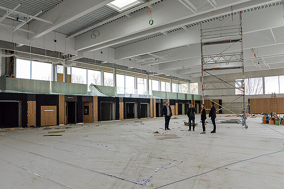 Auch in der Dreifachturnhalle sind die Arbeiten schon weit fortgeschritten. (Foto: Stadt Freising)