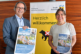 Referatsleiter Dr. Ingo Bartha gemeinsam mit Oberbürgermeisterin Monika Schwind und einer Ausgabe des neuen Gästemagazins.