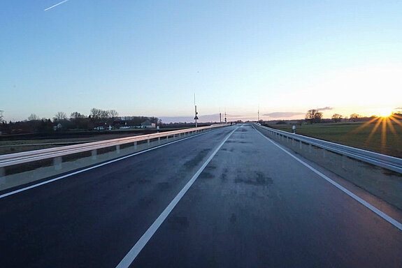 Unterwegs auf dem Südabschnitt der Westtangente Freising - aufgenommen bei der "Premierenfahrt" vor der Eröffnung. 