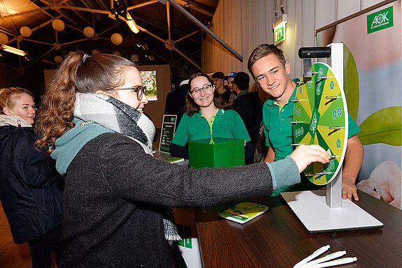  Am Infostand der AOK hieß es, seine Gewinnchancen am Glücksrad zu testen. (Foto: Stadt Freising) 