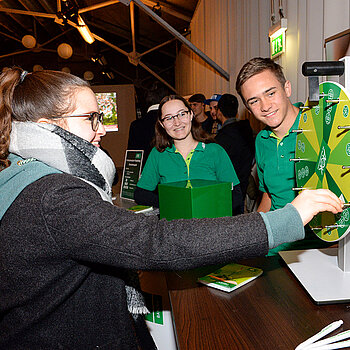  Am Infostand der AOK hieß es, seine Gewinnchancen am Glücksrad zu testen. (Foto: Stadt Freising) 