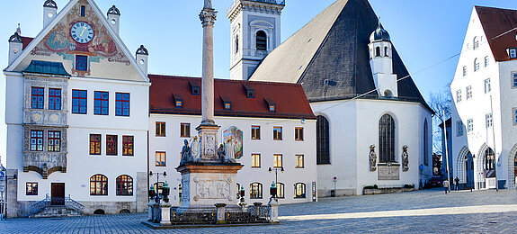 Der Freisinger Marienplatz mit Rathaus und der Kirche St. Georg.