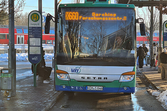 Bus an einer Bushaltestelle frontal aufgenommen. 