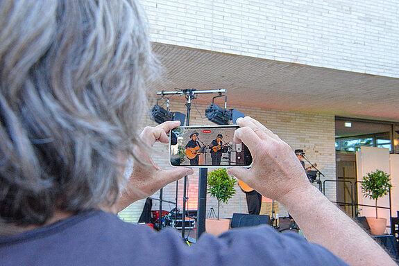 Roman Seehon hält den Auftritt von Elli & Tina fest. (Foto: Stadt Freising)