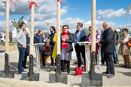 Kleiner Festakt für ein bedeutendes Projekt: An der Katharina Mair-Straße errichtet die Stadt Freising in Eigenregie 115 Wohnungen. (Foto: Stadt Freising)