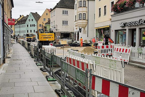 Auch mit der Neupflasterung in der Oberen Hauptstraße wurde 2020 begonnen - hier entlang der südlichen Häuserzeite zwischen Sackgasse und Karlwirt-Kreuzung. (Foto: Stadt Freising)