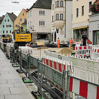 Auch mit der Neupflasterung in der Oberen Hauptstraße wurde 2020 begonnen - hier entlang der südlichen Häuserzeite zwischen Sackgasse und Karlwirt-Kreuzung. (Foto: Stadt Freising)