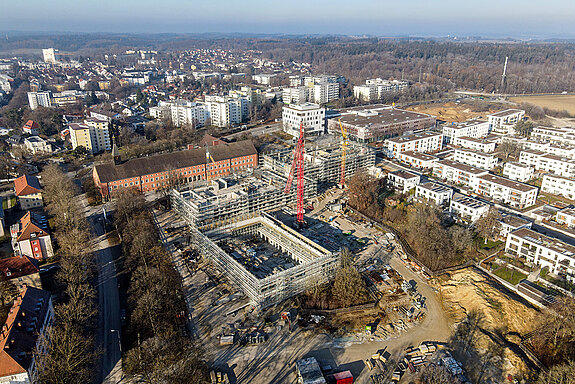 Der Neubau der Grund- und Mittelschule samt Dreifachturnhalle am Standort SteinPark ist mit rund 70 Millionen Euro das finanziell größte Hochbauprojekt in Freisings Geschichte. (Foto: Franz Josef Kirmaier/ das produktionshaus)