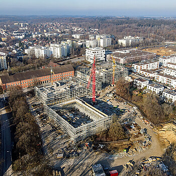 Der Neubau der Grund- und Mittelschule samt Dreifachturnhalle am Standort SteinPark ist mit rund 70 Millionen Euro das finanziell größte Hochbauprojekt in Freisings Geschichte. (Foto: Franz Josef Kirmaier/ das produktionshaus)