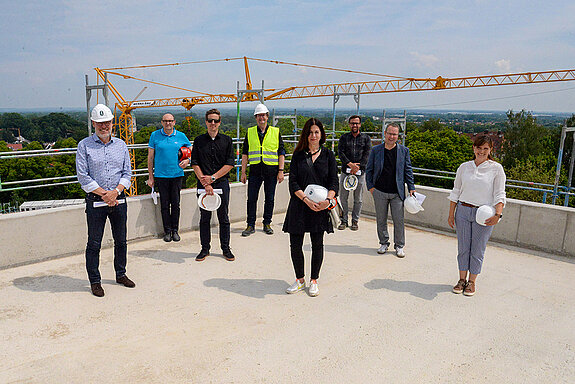 Schwindelfrei auf dem Dach der Mittelschule: Gerhard Koch (Leitender Baudirektor), Bauleiter Anton Rudolph, Hochbauamtsleiter Robert Naujokat, Architekt Martin Werner, Stadtbaumeisterin Barbara Schelle, Rudolf Striegl (Projektleiter Hochbauamt), Architekt Arnd Rudolph und Schulreferentin Monika Riesch (von links). Foto: Stadt Freising