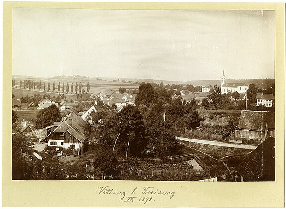 Ortspanorama Vöttings aus dem Jahr 1898.