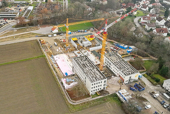 Beeindruckender Anblick: Die Grundschule Vötting wird bis Herbst 2024 aufwendig saniert und erweitert, außerdem entsteht eine neue Zweifachturnhalle. (Drohnenbild: F.J. Kirmaier/das produktionshaus) 