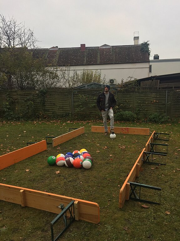 Fußballbillard vorm Vis-a-Vis