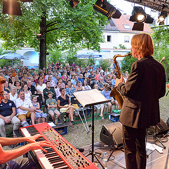 Anerkennende Blicke der Musikerkollegen erntet Martin Seiler mit seinem grandiosen Saxophon-Spiel. (Foto: Stadt Freising)