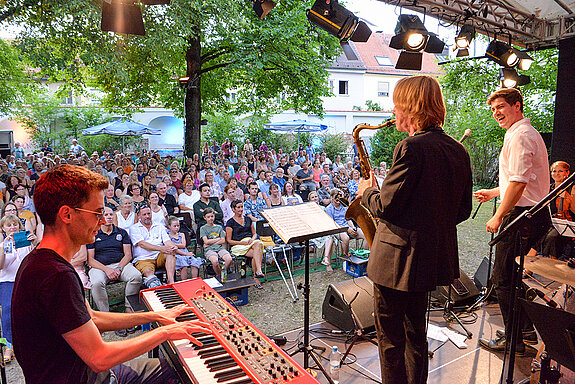 Anerkennende Blicke der Musikerkollegen erntet Martin Seiler mit seinem grandiosen Saxophon-Spiel. (Foto: Stadt Freising)