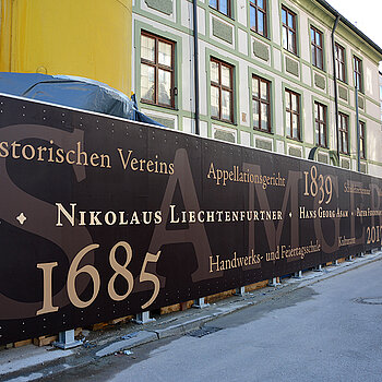 Das Gebäude ist ein barocker Vierflügelbau mit langer Straßenfront, er wurde um 1695 wohl von Antonio Riva begonnen. 