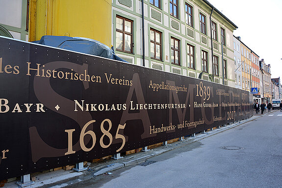 Das Gebäude ist ein barocker Vierflügelbau mit langer Straßenfront, er wurde um 1695 wohl von Antonio Riva begonnen. 