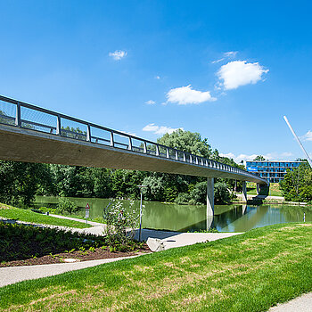 Die Fußgängerbrücke am Campus Weihenstephan