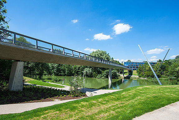 Die Fußgängerbrücke am Campus Weihenstephan