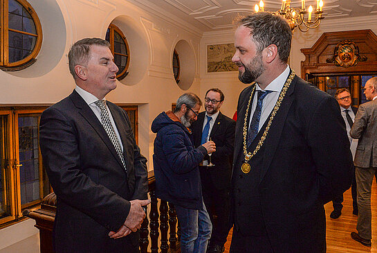 Ob Tobias Eschenbacher (re.) heißt Franc But, Sloweniens Botschafter in Berlin, herzlich willkommen. (Foto: Stadt Freising)