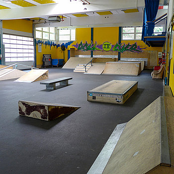 Actionhalls actionfläche mit weiteren Skaterampen