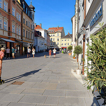 Eindrücke vom mittleren Abschnitt der Unteren Hauptstraße nach den Umbaumaßnahmen. (Foto: Stadt Freising)