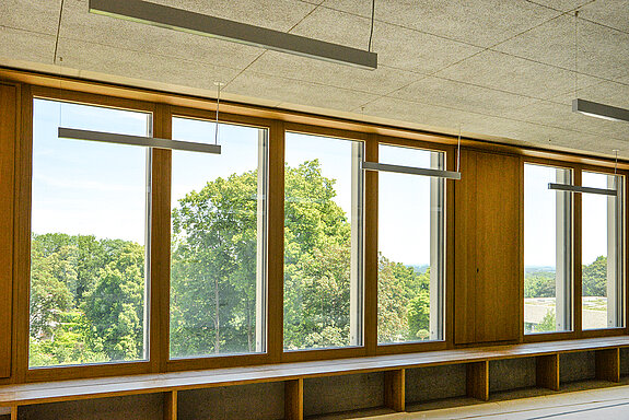 Blick aus einem Klassenzimmer auf die großen Bäume. (Foto: Stadt Freising)