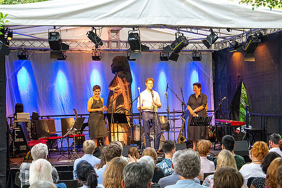 Kulturreferentin Susanne Günther, Musikschulleiter Odilo Zapf und Bürgermeisterin Eva Bönig (v.l.) freuen sich auf zehn Tage voller Kultur. (Foto: Stadt Freising)