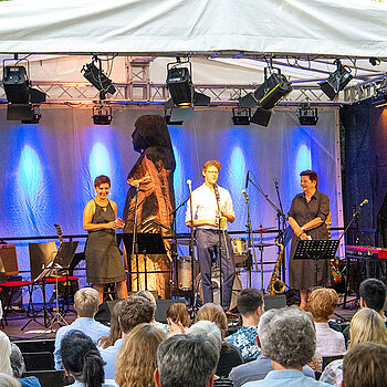 Kulturreferentin Susanne Günther, Musikschulleiter Odilo Zapf und Bürgermeisterin Eva Bönig (v.l.) freuen sich auf zehn Tage voller Kultur. (Foto: Stadt Freising)