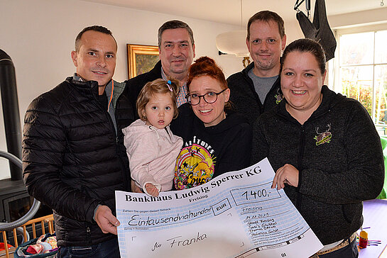 Spendenübergabe: Bernd Seeburger (Volksfest Stadt Freising), Franka, Stefan Klopfer (Chef Team Volksfest Stadt Freising), Carolin Aumann, Sven und Susi Leitl (Susi´s Glubbal). Foto: Stadt Freising