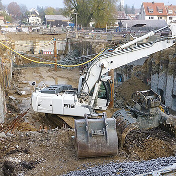 Westtangente Freising /Tunnel Deckelbauweise: Arbeit am Dock 3 Nord, auf dem hoffentlich noch vor Weihnachten der Deckel errichtet wird.