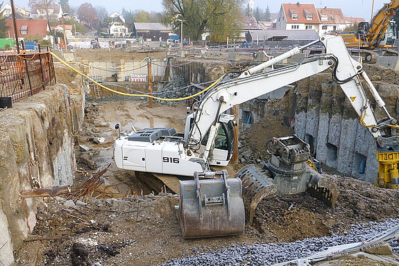 Westtangente Freising /Tunnel Deckelbauweise: Arbeit am Dock 3 Nord, auf dem hoffentlich noch vor Weihnachten der Deckel errichtet wird.