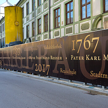 Das bereits 1685 projektierte Bauwerk wurde 1767 als Hochschulgebäude mit vier Gebäudeflügeln fertiggestellt.