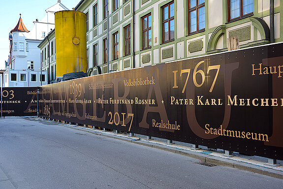 Das bereits 1685 projektierte Bauwerk wurde 1767 als Hochschulgebäude mit vier Gebäudeflügeln fertiggestellt.