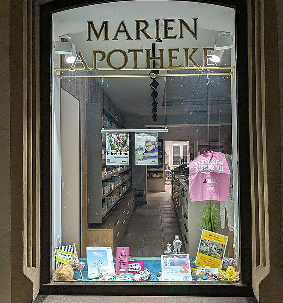 Schaufenster mit mehreren Plakaten