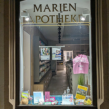 Schaufenster mit mehreren Plakaten