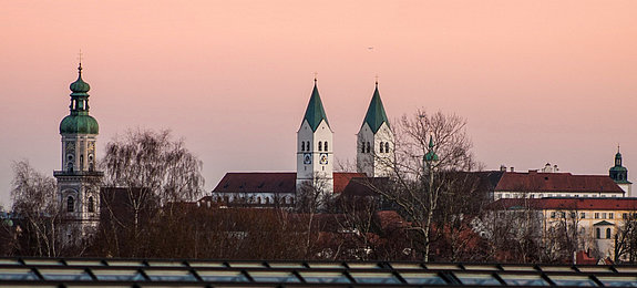 Winterlicher Blick auf Freising mit dem Kirchturm von St. Georg und den Domtürmen.