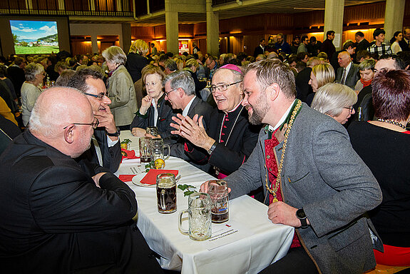 Angeregte Gespräche: OB Tobias Eschenbacher, Weihbischof Bernhard Haßlberger (v.r.) und Kardinal Marx (links). Foto: Stadt Freising)